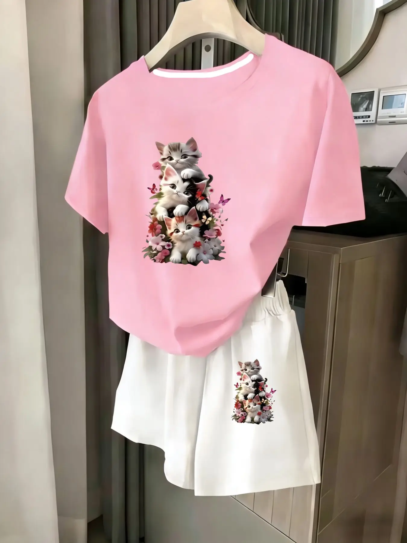 Ladies 2-Piece Set Summer Beach Vacation Casual round Neck Short Sleeve Random Print T-Shirt Elastic Waist Shorts Suit Comfortab
Ladies 2-Piece Set Summer Beach Vacation Casual round Neck Short Sleeve Random Print T-Shirt Elastic Waist Shorts Suit Comfortab