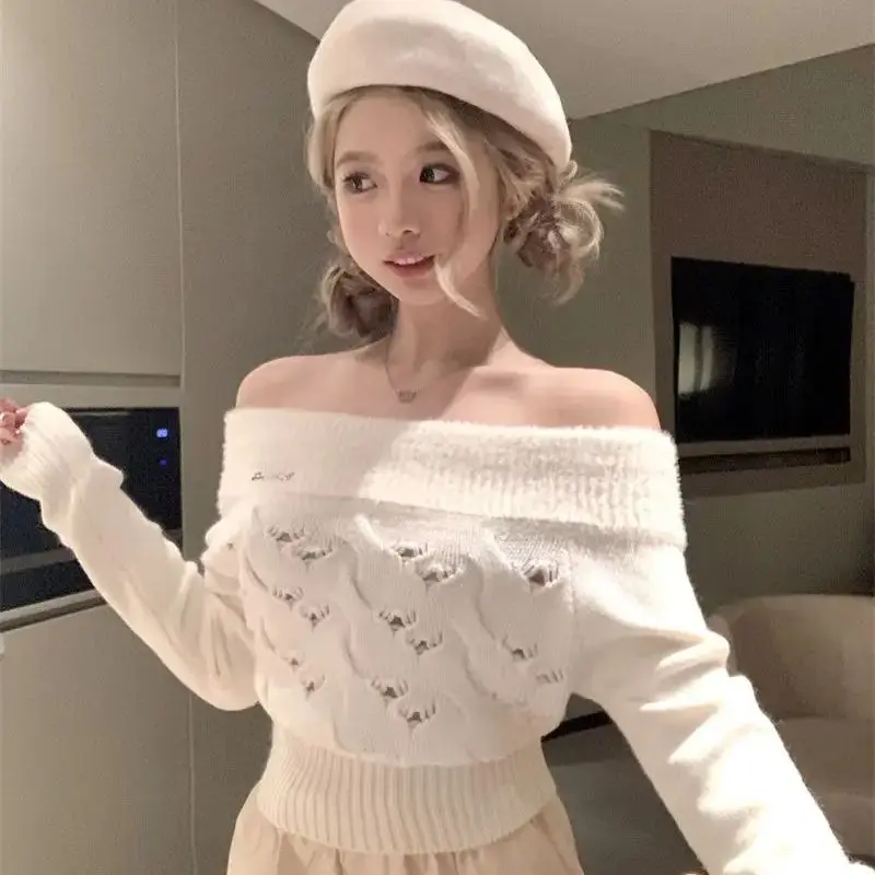 One-Shoulder Hollow Design Knitted Sweater Women Autumn Winter New Casual Versatile Slim Style Long-Sleeved Top Niche Design
One-Shoulder Hollow Design Knitted Sweater Women Autumn Winter New Casual Versatile Slim Style Long-Sleeved Top Niche Design