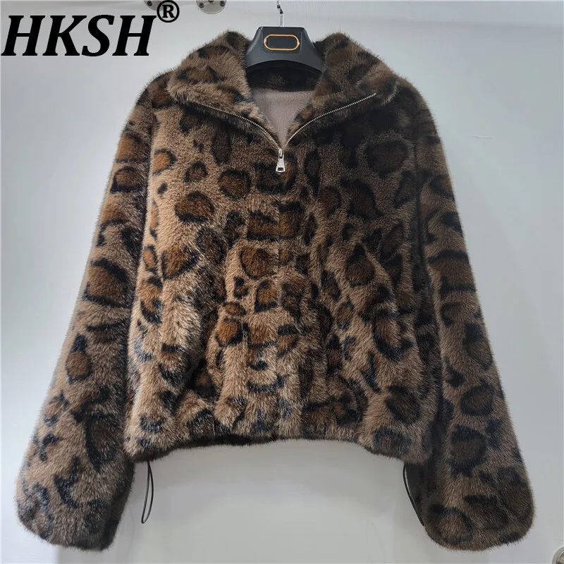 HKSH 2025 Новое зимнее женское пальто из искусственного меха с леопардовым принтом, воротник-стойка, молния, шнурок, подол, модная шикарная роскошная куртка HK14814
HKSH 2025 Новое зимнее женское пальто из искусственного меха с леопардовым принтом, воротник-стойка, молния, шнурок, подол, модная шикарная роскошная куртка HK14814