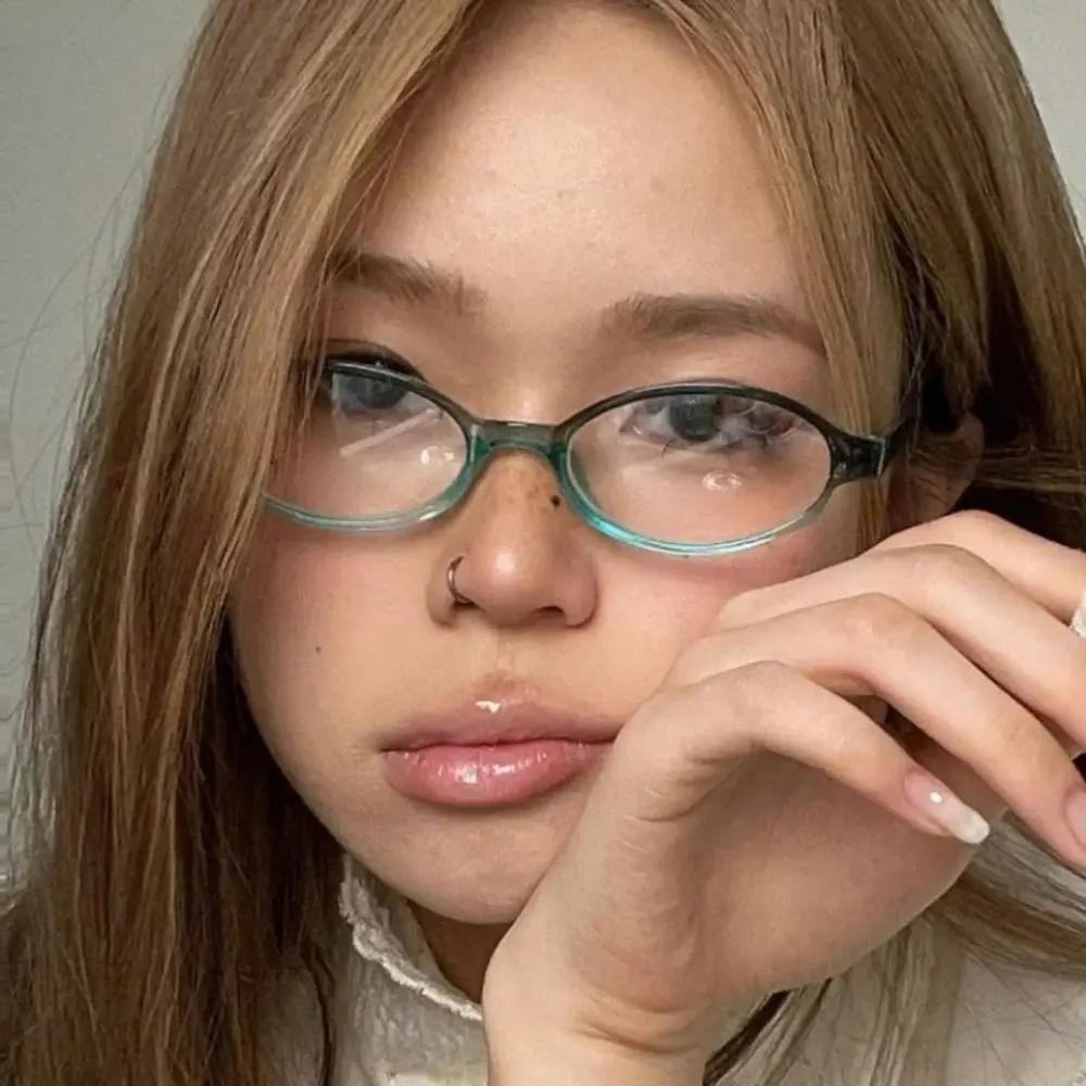 New Outdoor Retro Oval Frame Glasses Girls Fashion Narrow Small Eyeglass Y2K Red Frame Seaside Driving Glasses
New Outdoor Retro Oval Frame Glasses Girls Fashion Narrow Small Eyeglass Y2K Red Frame Seaside Driving Glasses
