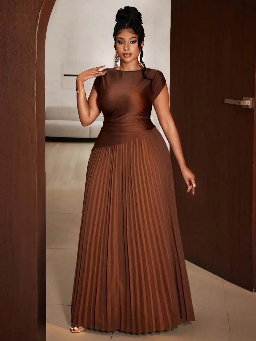 Plus Size Elegant Brown Pleated Maxi Dress with Round Neck and Cap Sleeves
Plus Size Elegant Brown Pleated Maxi Dress with Round Neck and Cap Sleeves