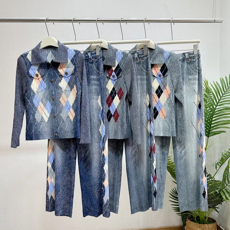 Джинсовый костюм Miyake 2025Осенняя новая плиссированная куртка с длинными рукавами, кардиган с лацканами, эластичные повседневные прямые брюки, комплект из 2 предметов, без морщин
Джинсовый костюм Miyake 2025Осенняя новая плиссированная куртка с длинными рукавами, кардиган с лацканами, эластичные повседневные прямые брюки, комплект из 2 предметов, без морщин