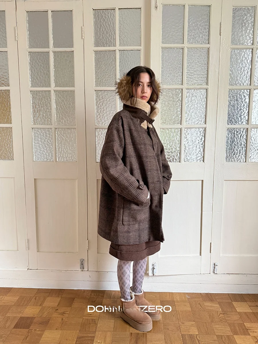 DKZ Winter New Loose Retro Plaid Woolen Coat Women's Fashion Collar Coat Medium Length Single Button Closure Long Sleeve
DKZ Winter New Loose Retro Plaid Woolen Coat Women's Fashion Collar Coat Medium Length Single Button Closure Long Sleeve