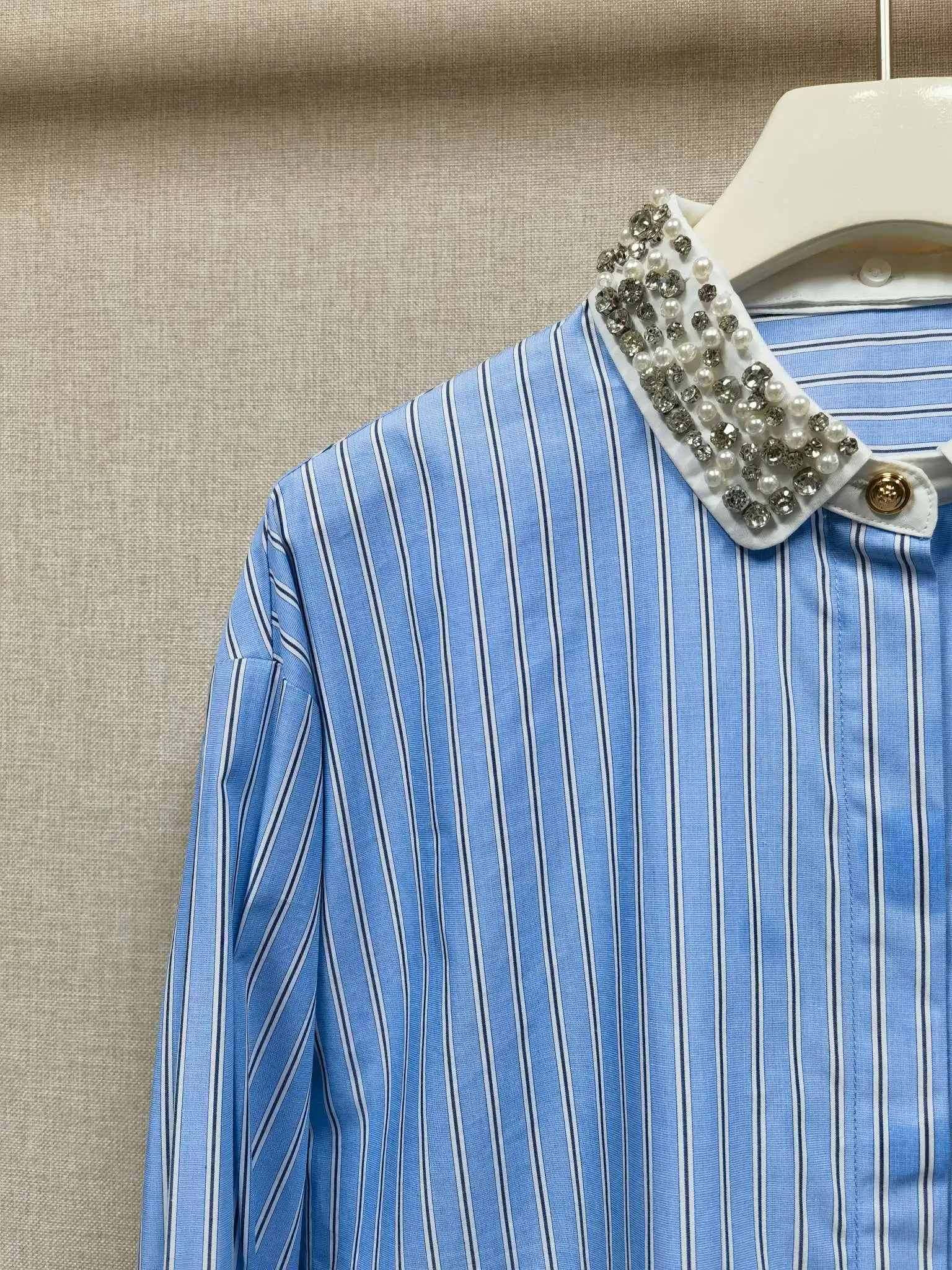 Women Striped Blue Blouse Top Pearl Rhinestone Decoration Contrast Patchwork Turn-down Collar Long Sleeve Fashion Cotton Shirt
Women Striped Blue Blouse Top Pearl Rhinestone Decoration Contrast Patchwork Turn-down Collar Long Sleeve Fashion Cotton Shirt