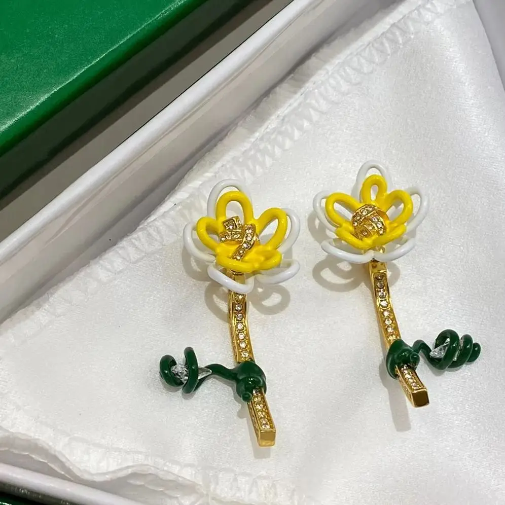 New Fashion Designer Brand Yellow Flower Crystal Earrings Woman Top Quality Luxury Jewelry Trend
New Fashion Designer Brand Yellow Flower Crystal Earrings Woman Top Quality Luxury Jewelry Trend