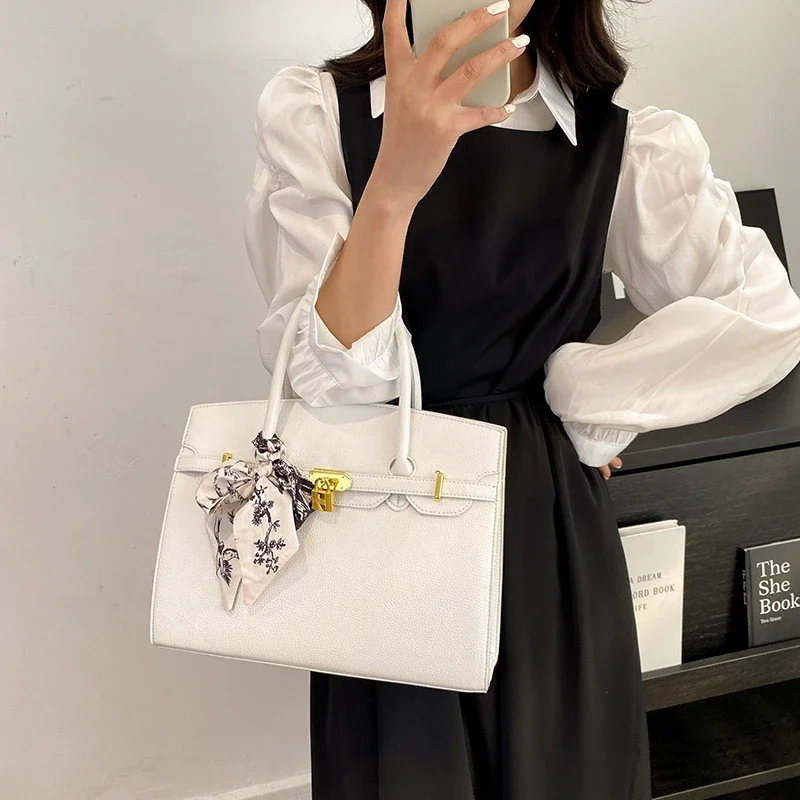 Роскошная женская большая сумка из натуральной кожи с просторным интерьером, классическая, элегантная, модная для работы или отдыха
Роскошная женская большая сумка из натуральной кожи с просторным интерьером, классическая, элегантная, модная для работы или отдыха