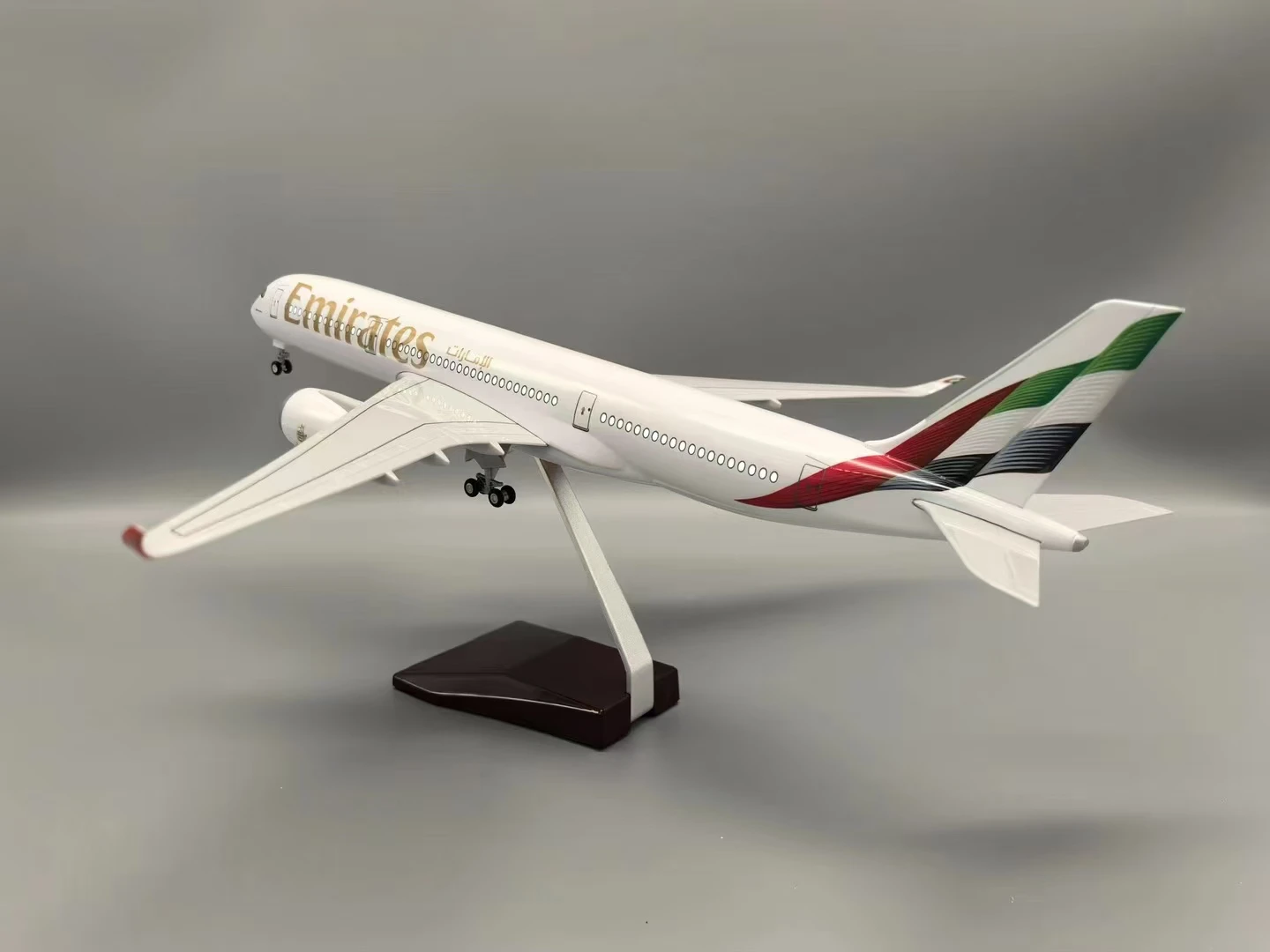 1/142 Scale 47CM Emirates Airplane A350 UAE Airline Model W LED Light & Wheel Diecast Plastic Resin Plane Decorations For Home
1/142 Scale 47CM Emirates Airplane A350 UAE Airline Model W LED Light & Wheel Diecast Plastic Resin Plane Decorations For Home