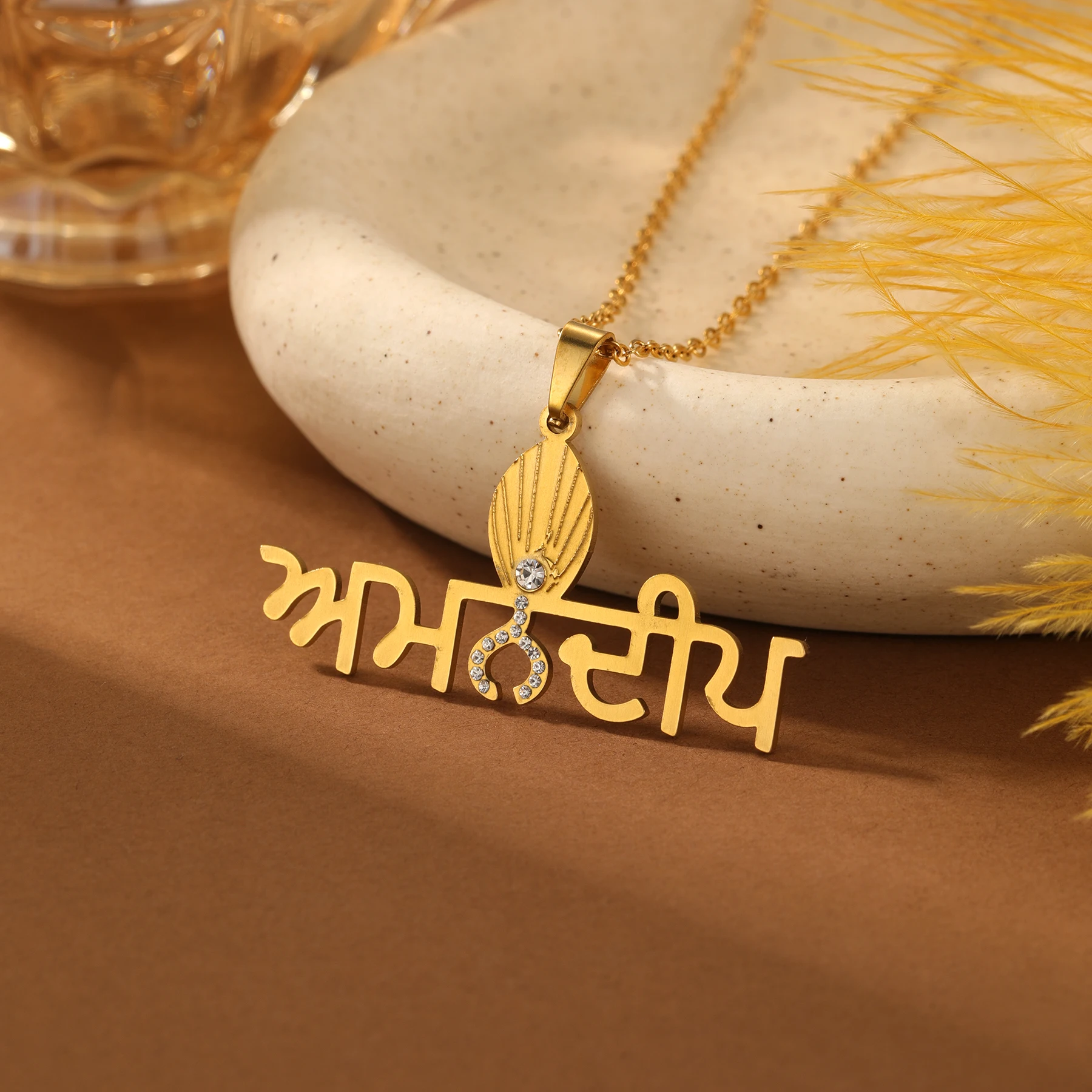 Оригинальное ювелирное изделие Zciti: индивидуальное панджаби-сикхское ожерелье с персонализацией, ожерелье с именем на хинди, позолоченное 18-каратным золотом, с бриллиантовым кулоном
Оригинальное ювелирное изделие Zciti: индивидуальное панджаби-сикхское ожерелье с персонализацией, ожерелье с именем на хинди, позолоченное 18-каратным золотом, с бриллиантовым кулоном