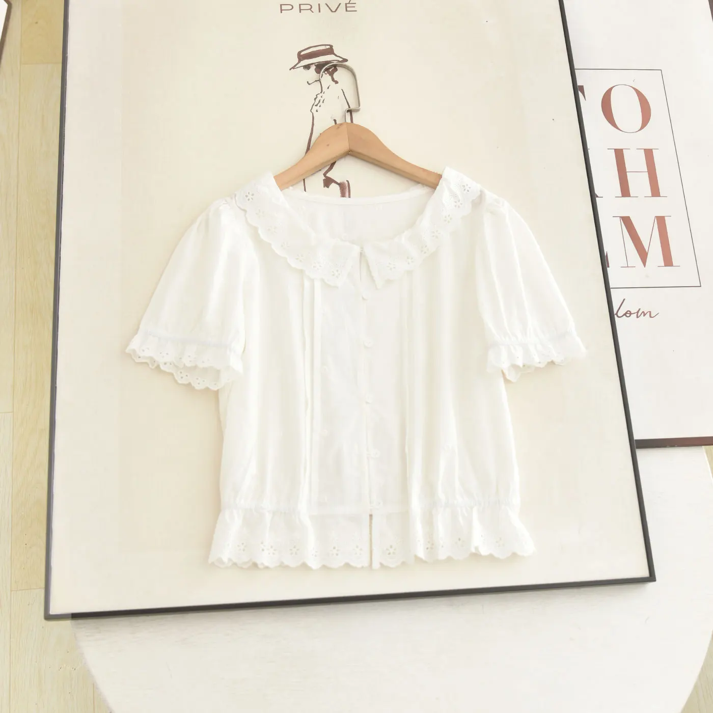 Elegant Sweet Style Embroidered Doll Collar Short Sleeve White Shirt Age Reduction Effect Straight Cut Bubble Sleeve Women's Top
Elegant Sweet Style Embroidered Doll Collar Short Sleeve White Shirt Age Reduction Effect Straight Cut Bubble Sleeve Women's Top