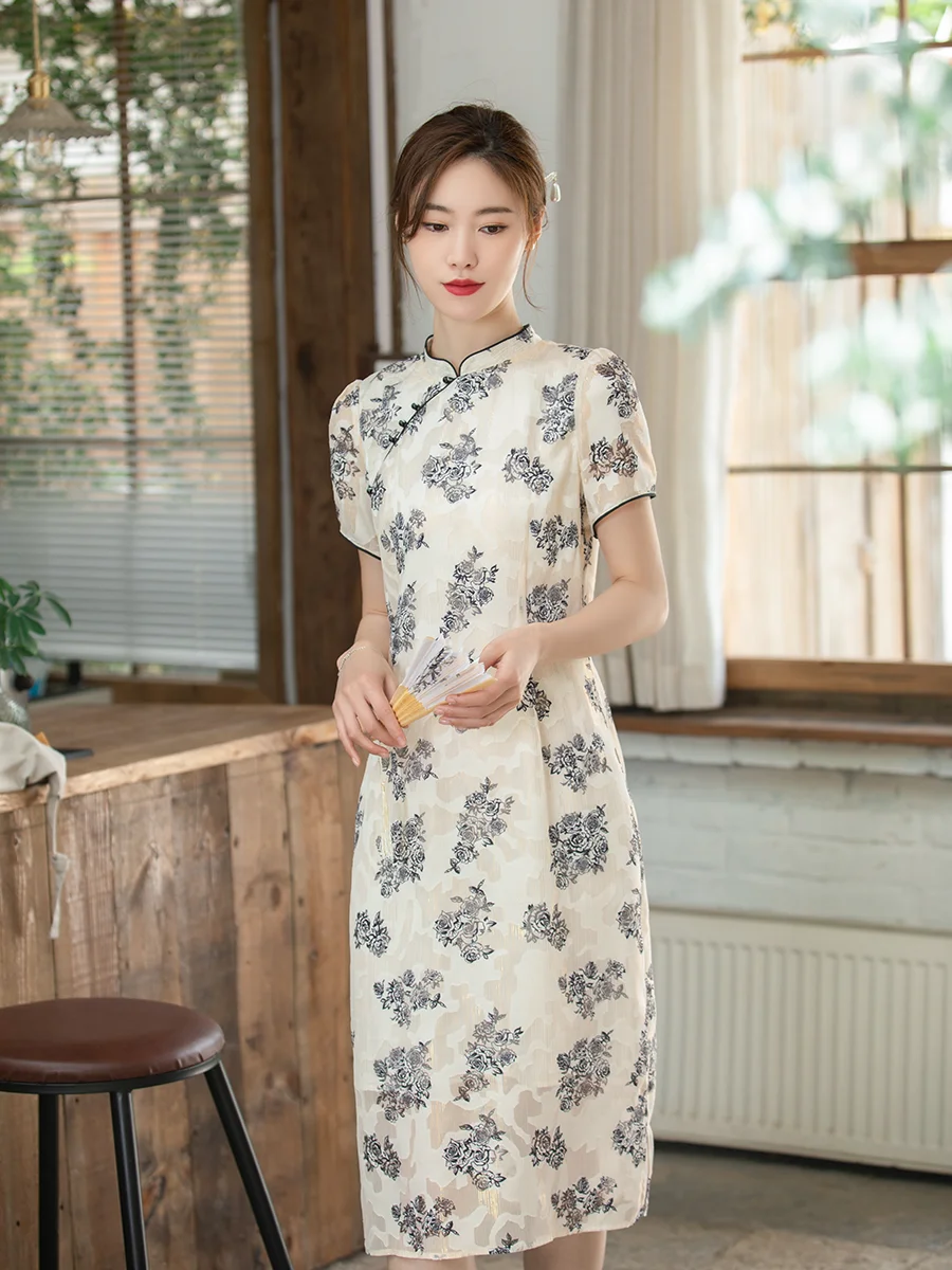 Новое китайское платье-ципао Ele Slimming для женщин: модное, летнее, винтажное, высококачественное, с нежным шармом
Новое китайское платье-ципао Ele Slimming для женщин: модное, летнее, винтажное, высококачественное, с нежным шармом