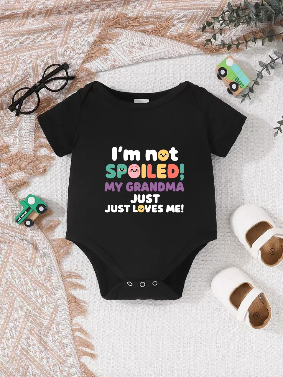 Playful letter-printed baby short-sleeve triangle bodysuit. Button closure for easy dressing
Playful letter-printed baby short-sleeve triangle bodysuit. Button closure for easy dressing
