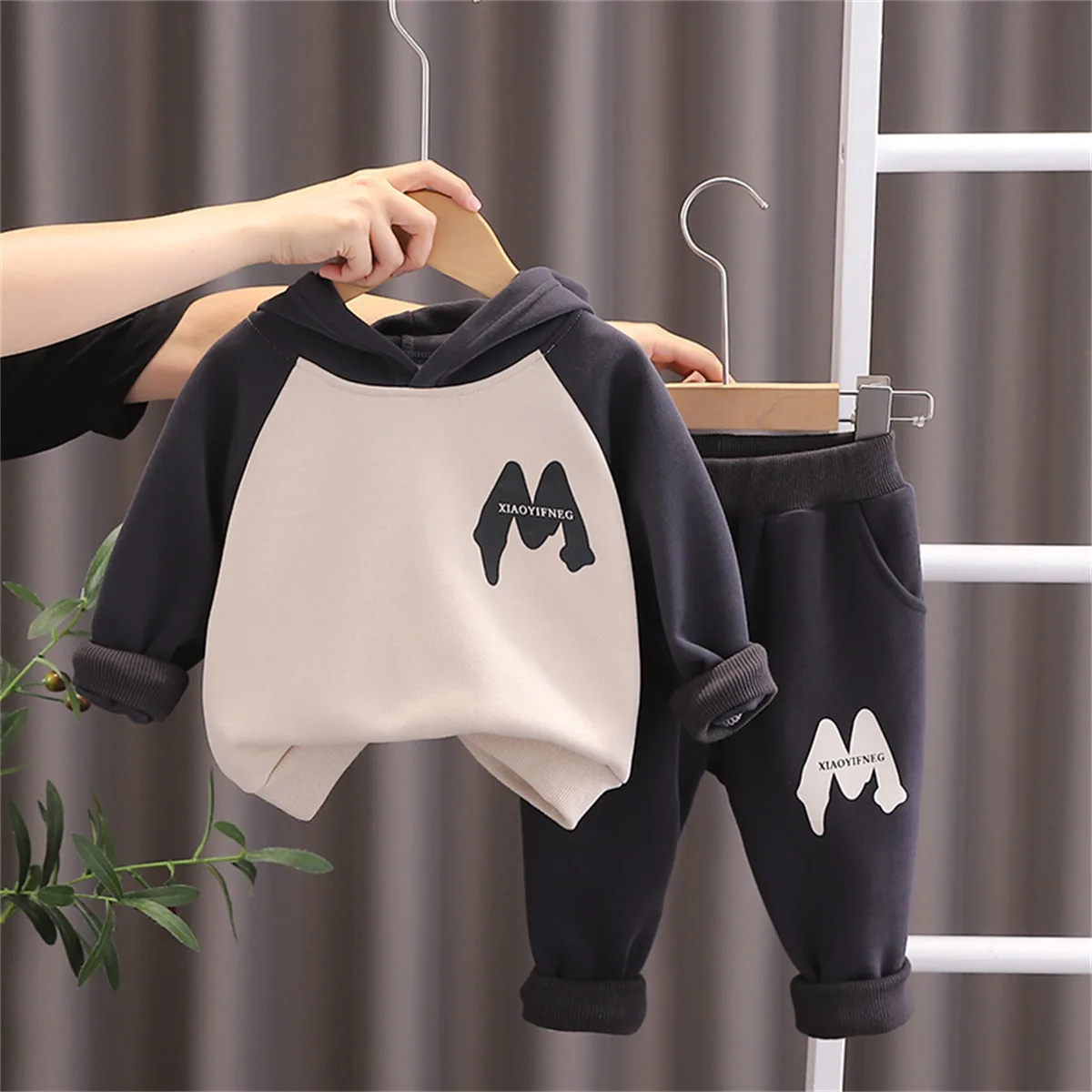 Kids Designer Clothes Spring Autumn Letter Printed Pullover Long Sleeve Hooded Hoodies and Pants Childrens Suits Boy Outfit Set
Kids Designer Clothes Spring Autumn Letter Printed Pullover Long Sleeve Hooded Hoodies and Pants Childrens Suits Boy Outfit Set
