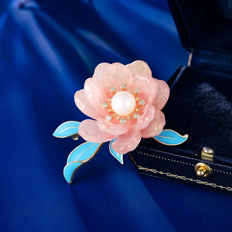 The "Fu GUI Hua" brooch for women features a design sense. It is a Hanfu coat paired with a classical brooch
The "Fu GUI Hua" brooch for women features a design sense. It is a Hanfu coat paired with a classical brooch