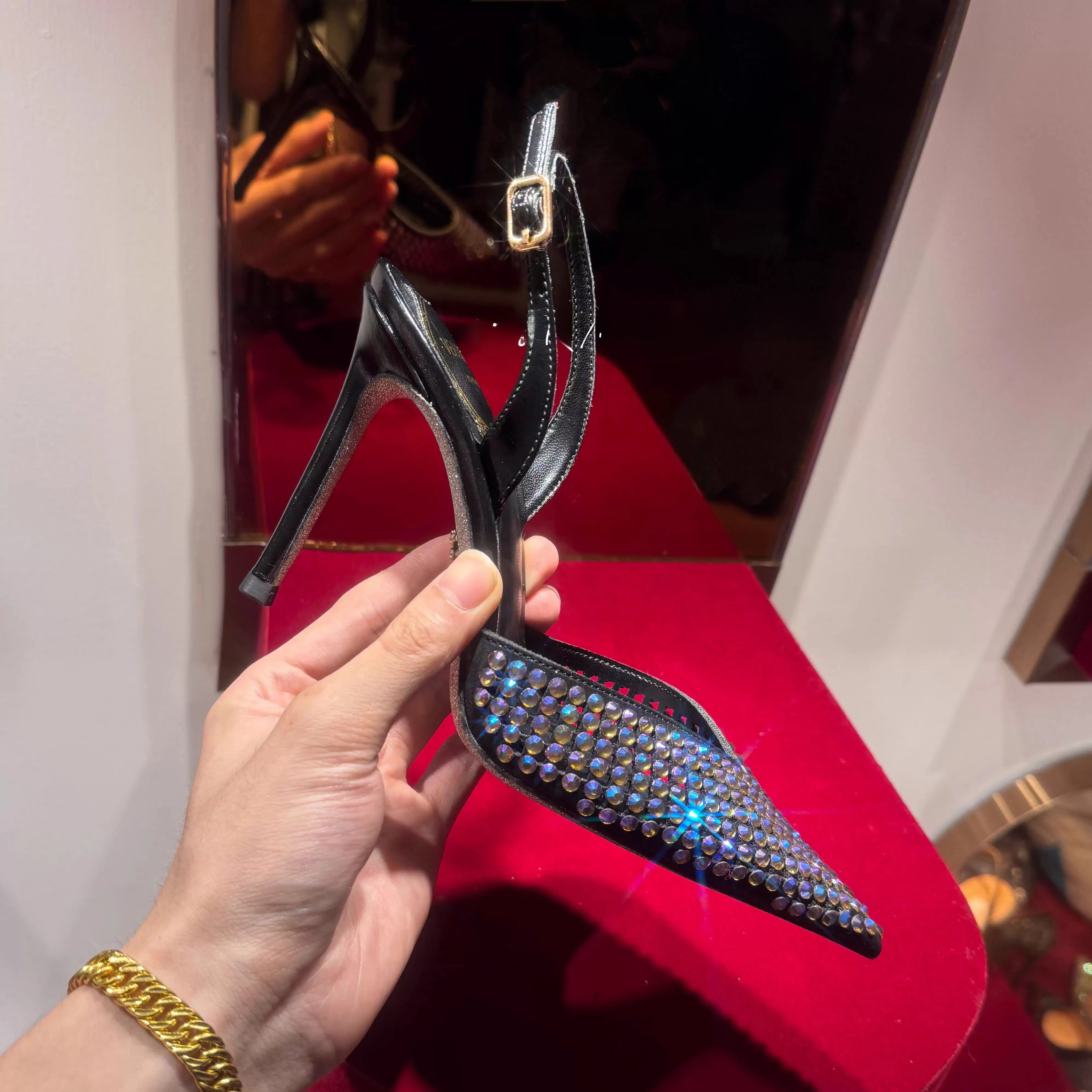 Summer hollowed out one button high heels with a new style, featuring a small back strap and a rhinestone toe toe cap sandals
Summer hollowed out one button high heels with a new style, featuring a small back strap and a rhinestone toe toe cap sandals