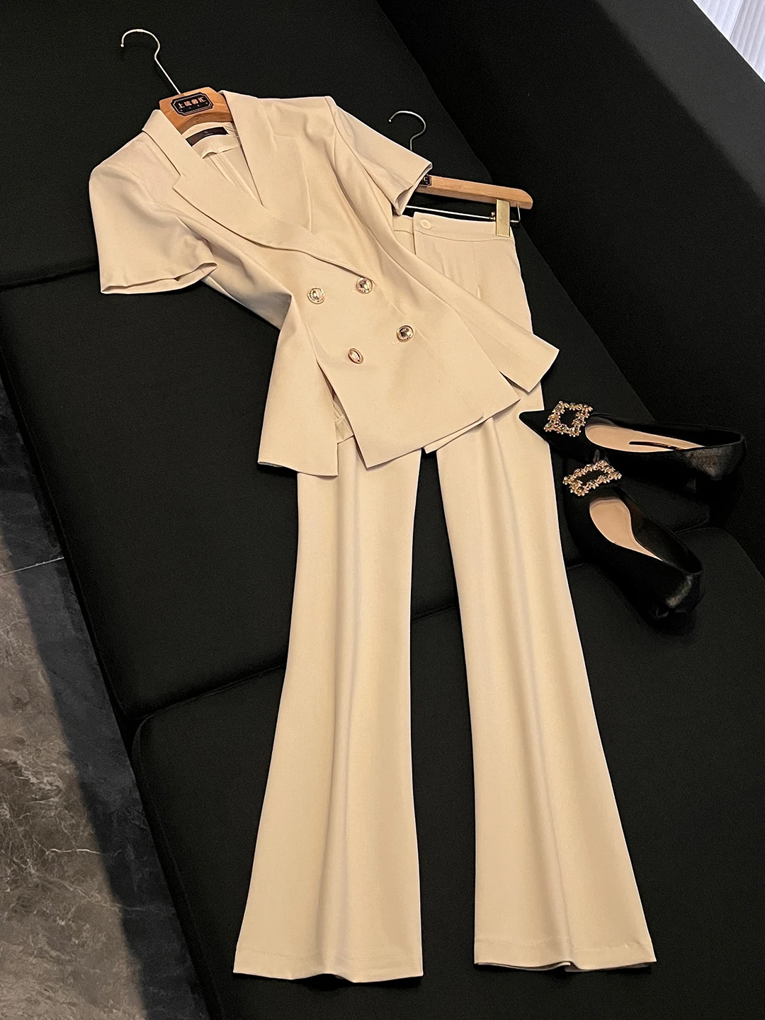 Elegant Black Double-Breasted Suit Set Women's Slim Fit Commute Workplace High-End Feel Two-Piece Set P344 Summer Collection
Elegant Black Double-Breasted Suit Set Women's Slim Fit Commute Workplace High-End Feel Two-Piece Set P344 Summer Collection