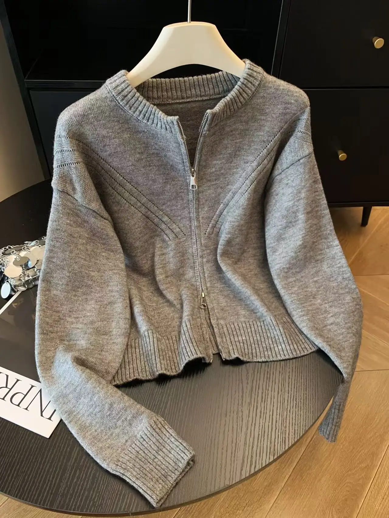 Winter Women's Grey Round Neck Long Sleeve Cardigan Sweater Y2K American High Street Aesthetic Casual Retro Top Sweater Clothing
Winter Women's Grey Round Neck Long Sleeve Cardigan Sweater Y2K American High Street Aesthetic Casual Retro Top Sweater Clothing