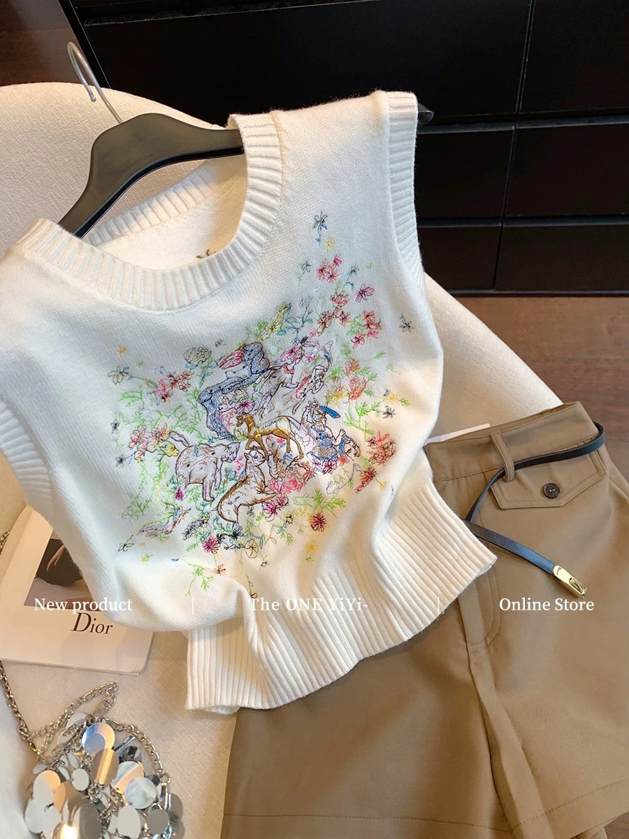 White Jungle Embroidery Sleeveless Vest Women's 2026 New Arrival High-end Slimming Top
White Jungle Embroidery Sleeveless Vest Women's 2026 New Arrival High-end Slimming Top
