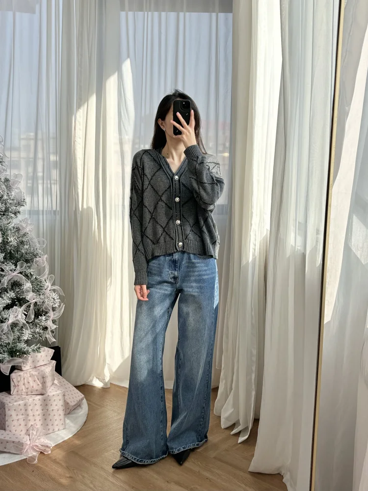 Grey V-neck knitted cardigan long sleeved short style sequined French temperament M Home 2024 autumn and winter new collection
Grey V-neck knitted cardigan long sleeved short style sequined French temperament M Home 2024 autumn and winter new collection
