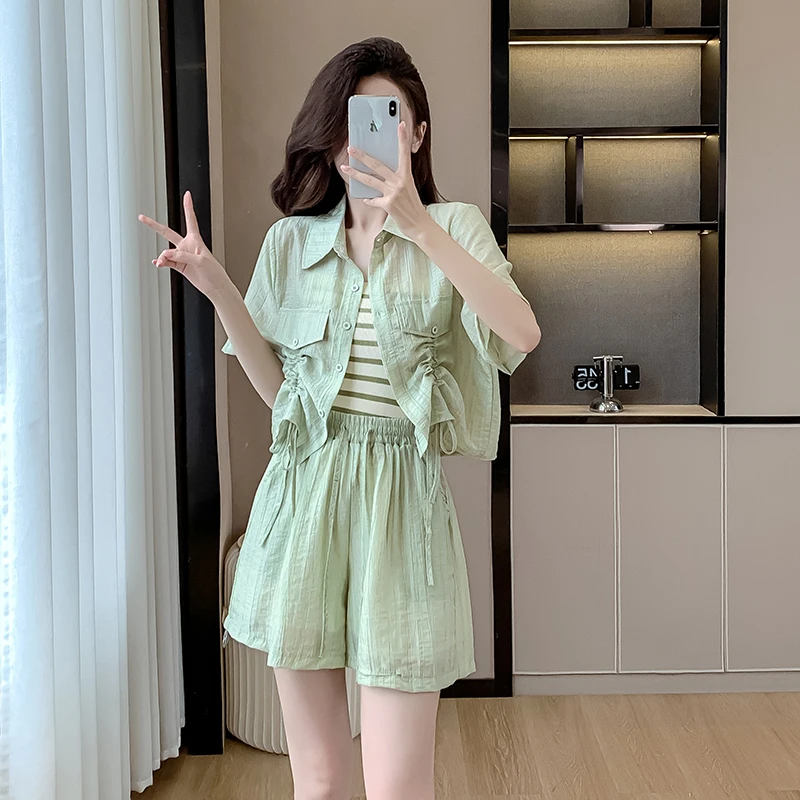 Весенне-летний женский костюм, новинка 2025, корейская версия, солнцезащитная рубашка с короткими рукавами, жилет, универсальные шорты, комплект из трех предметов 
Весенне-летний женский костюм, новинка 2025, корейская версия, солнцезащитная рубашка с короткими рукавами, жилет, универсальные шорты, комплект из трех предметов