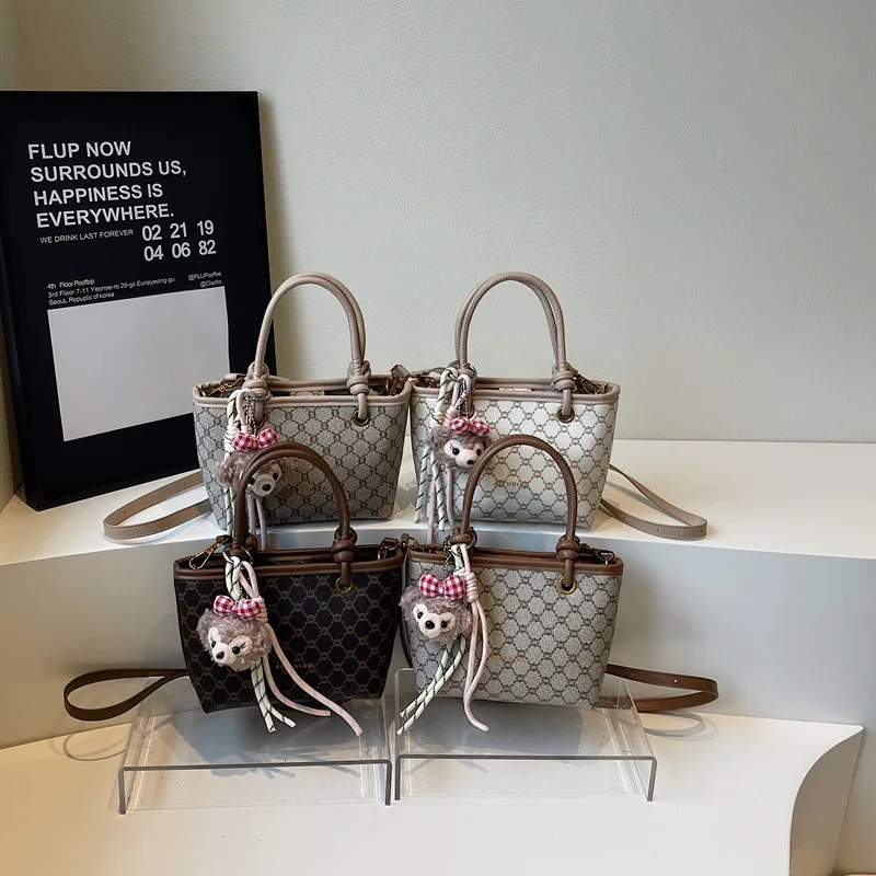 Korean Version of Simple Women's Bag New 2025 Summer Basket Handbag Single Shoulder Crossbody Bag Fashion Printed Bucket Bag
Korean Version of Simple Women's Bag New 2025 Summer Basket Handbag Single Shoulder Crossbody Bag Fashion Printed Bucket Bag