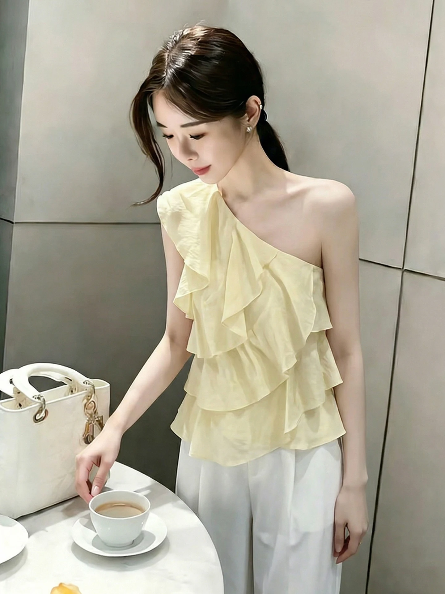 Fashionable Summer Sleeveless Vest with Lace Trim Versatile Commute Style Korean Straight Cut Silk Top Unique Design Trendy
Fashionable Summer Sleeveless Vest with Lace Trim Versatile Commute Style Korean Straight Cut Silk Top Unique Design Trendy