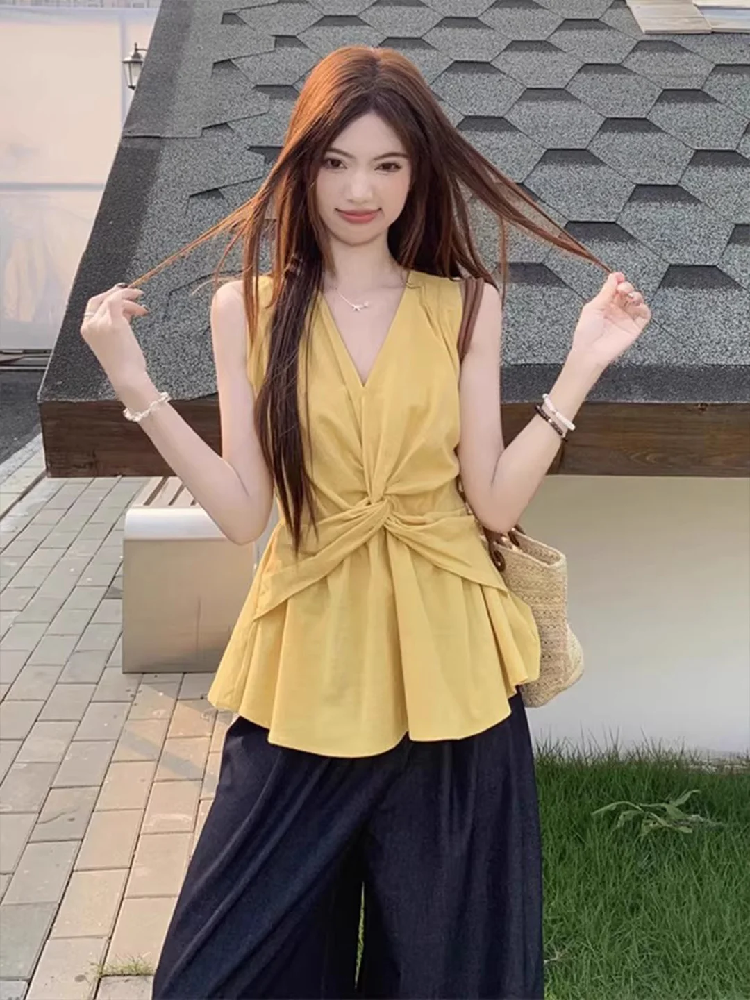 Dopamine Yellow Knot V-Neck Sleeveless Vest Women's Summer Outdoor Wear Waist-Cinching Slimming Design Top French Style Breat...
Dopamine Yellow Knot V-Neck Sleeveless Vest Women's Summer Outdoor Wear Waist-Cinching Slimming Design Top French Style Breat...