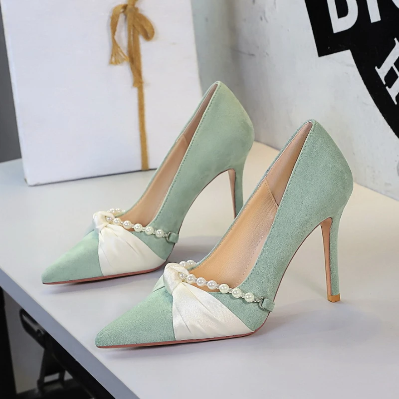 French Style Lady Pearl Chain Bow Pointed Toe Shallow Mouth Fashion Suede Stiletto Shoes for Women Design Perfect Elegant
French Style Lady Pearl Chain Bow Pointed Toe Shallow Mouth Fashion Suede Stiletto Shoes for Women Design Perfect Elegant