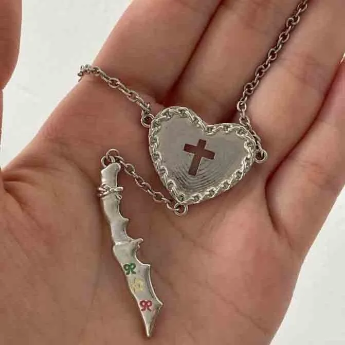 European and American Design Sense Hollowed Out Cross Heart Necklace Dagger Pendant Bow Embellishment Temperament Sweet Cool
European and American Design Sense Hollowed Out Cross Heart Necklace Dagger Pendant Bow Embellishment Temperament Sweet Cool