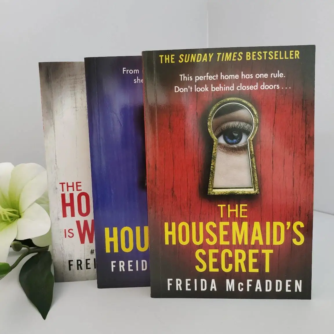 The Housemaid Vol 1-3 Freida McFadden Paperback English Book Suspense Thriller Novel Reading Gift
The Housemaid Vol 1-3 Freida McFadden Paperback English Book Suspense Thriller Novel Reading Gift