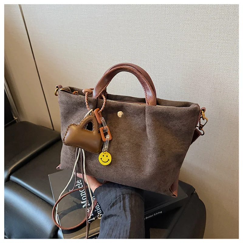 2025 Niche Designer Bucket Bag for Women Pleated Large Capacity Crossbody Purse with Top Handle Work Commute Bag
2025 Niche Designer Bucket Bag for Women Pleated Large Capacity Crossbody Purse with Top Handle Work Commute Bag