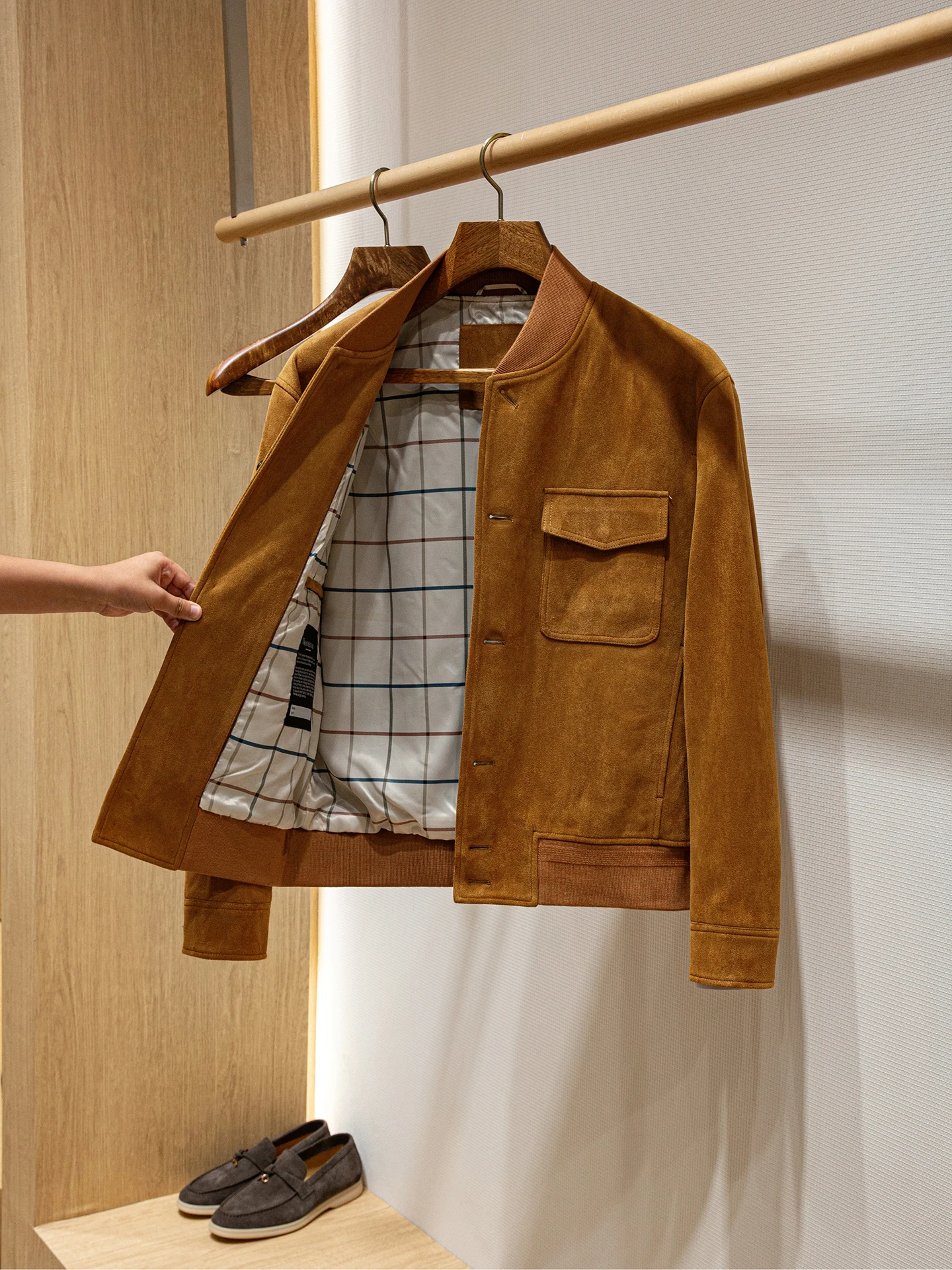 Cus-Dyed Suede Fabric Baseball Collar Jaet Outerwear for Men Casual Autumn Wear Polyester Blend Long Sve mat S...
Cus-Dyed Suede Fabric Baseball Collar Jaet Outerwear for Men Casual Autumn Wear Polyester Blend Long Sve mat S...