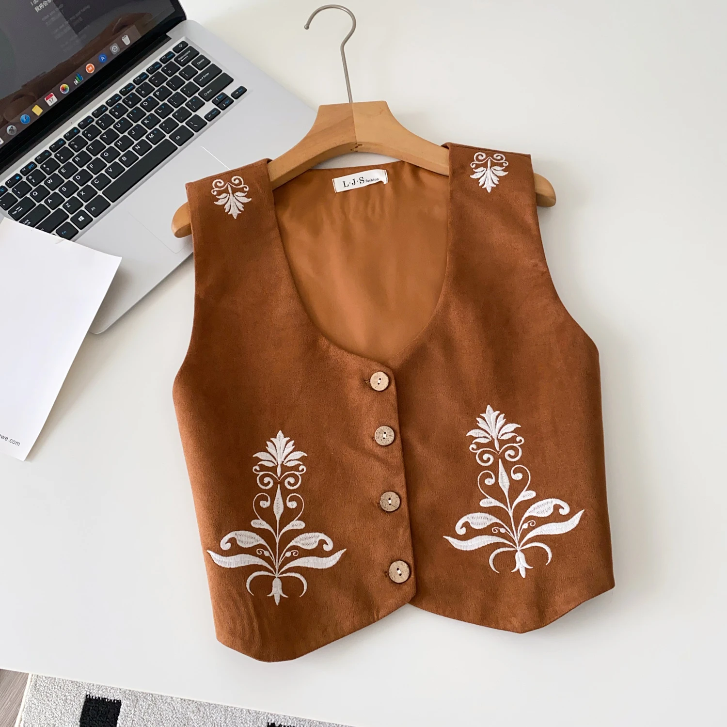 Bohemian Holiday Retro Vest Vest Women 2025 Autumn Beach Outer Wear V-neck Cardigan Deerskin Velvet Waistcoat
Bohemian Holiday Retro Vest Vest Women 2025 Autumn Beach Outer Wear V-neck Cardigan Deerskin Velvet Waistcoat