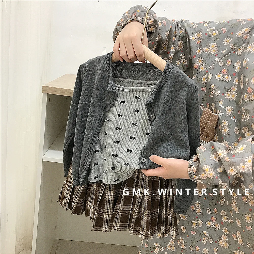 Spring New 2-8Y Kid Girls 3PCS Clothes Set Cotton Bow Printed Slip Top Solid Soft Caredigan Coat Suit Plaid Pleated Skirt Outift
Spring New 2-8Y Kid Girls 3PCS Clothes Set Cotton Bow Printed Slip Top Solid Soft Caredigan Coat Suit Plaid Pleated Skirt Outift