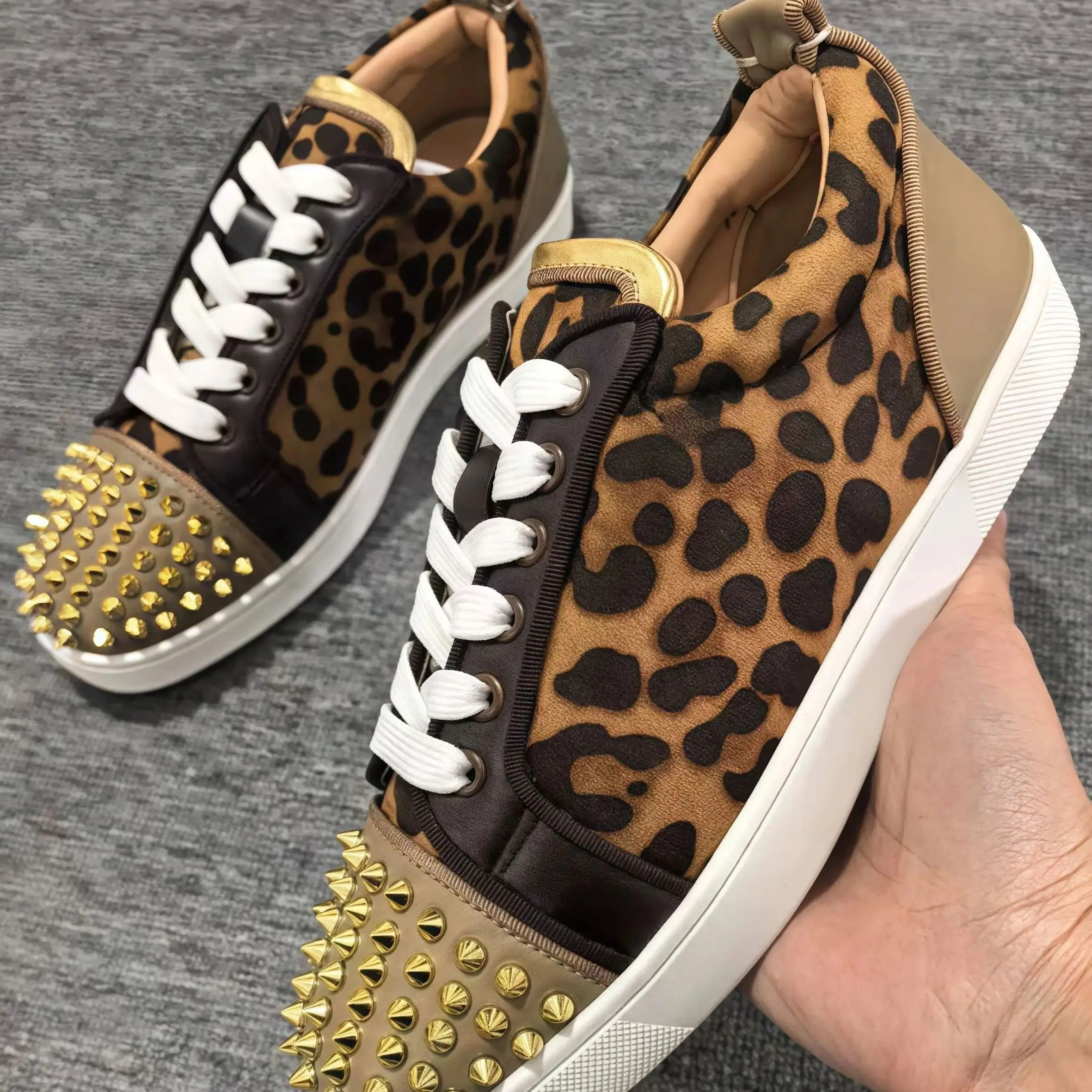 Versatile Fashion Sneakers Red Sole Men's Couple Shoes Comfort DE Leopard Print Brown Leather Golden Rivets women's Casual Shoes
Versatile Fashion Sneakers Red Sole Men's Couple Shoes Comfort DE Leopard Print Brown Leather Golden Rivets women's Casual Shoes