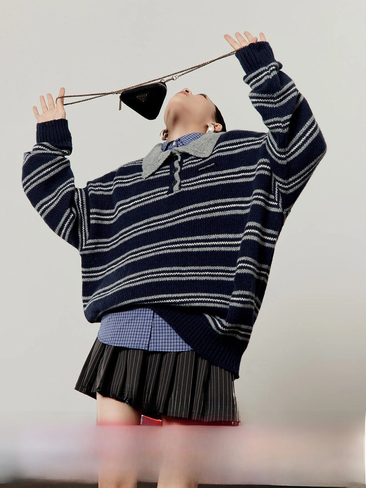 Женский вязаный свитер Zhou Li Wu в синюю полоску с воротником, осенняя новинка, теплый термотоп с длинными рукавами
Женский вязаный свитер Zhou Li Wu в синюю полоску с воротником, осенняя новинка, теплый термотоп с длинными рукавами