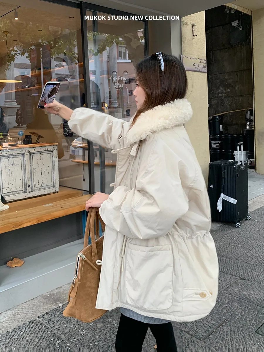 Женское теплое пальто MUKOK в корейском стиле с высоким воротником, на шнурке, из овчины, с наполнителем из 90% белого пуха, с длинными рукавами
Женское теплое пальто MUKOK в корейском стиле с высоким воротником, на шнурке, из овчины, с наполнителем из 90% белого пуха, с длинными рукавами