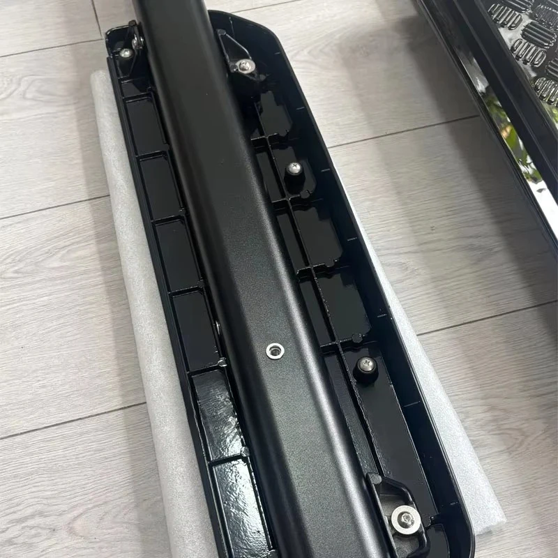 Глянцевые черные алюминиевые боковые подножки для Defender 110 130
Глянцевые черные алюминиевые боковые подножки для Defender 110 130