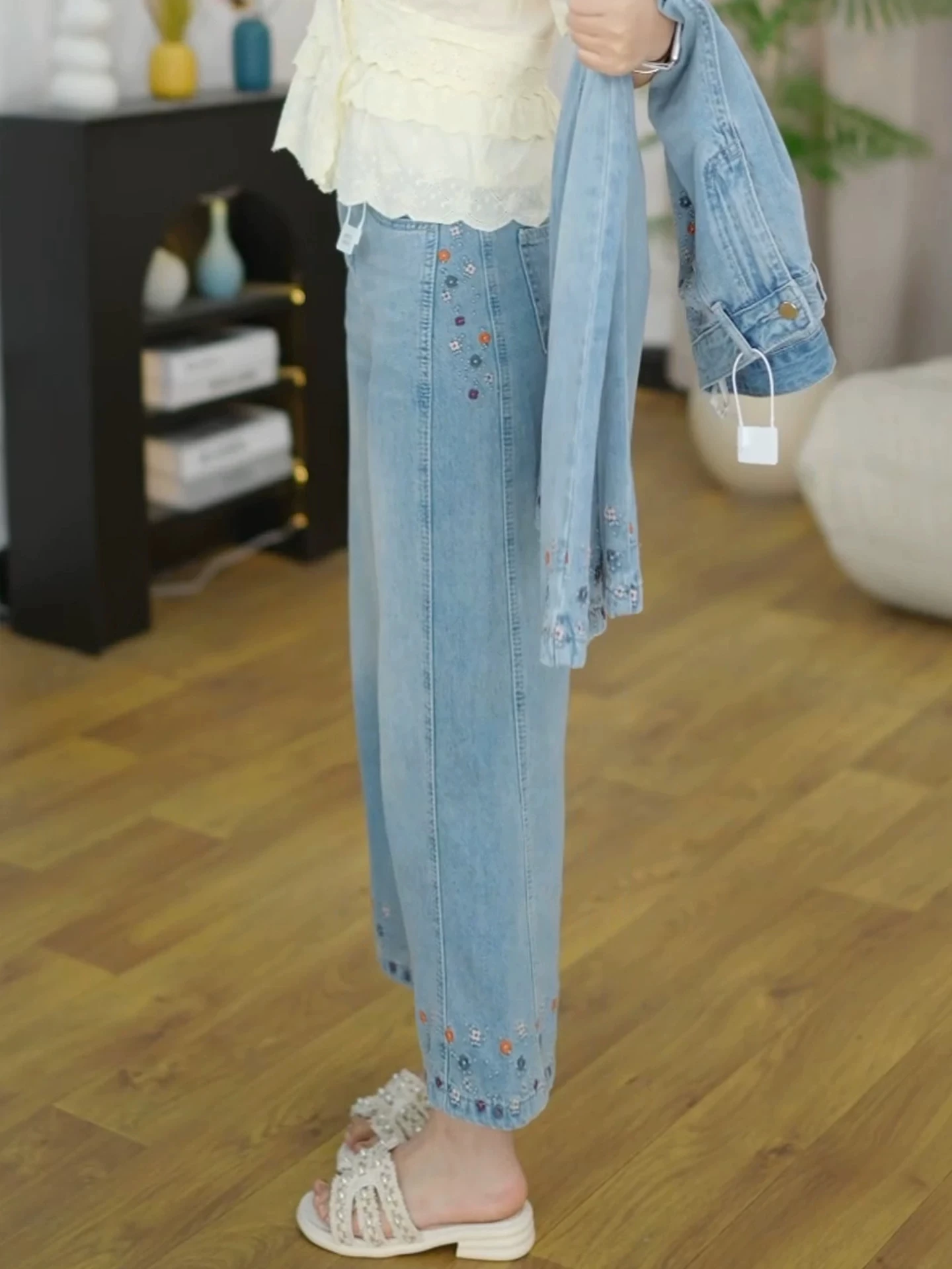 Summer Blue Floral Embroidery Wide Leg Nine Pants Women's New Design Loose High Waist Slimming Straight Jeans Casual Style
Summer Blue Floral Embroidery Wide Leg Nine Pants Women's New Design Loose High Waist Slimming Straight Jeans Casual Style