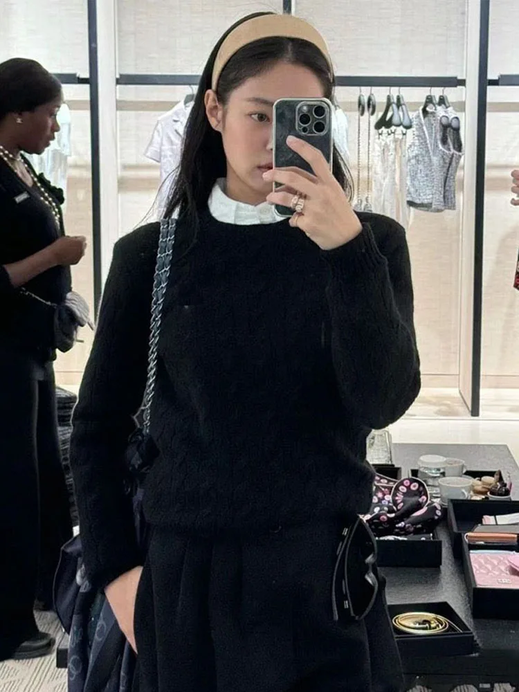 Elegant Long Sleeve Knitted Sweater round Neck Embroidery Detail High Version Minimalist Label Casual Style Women's Fashion
Elegant Long Sleeve Knitted Sweater round Neck Embroidery Detail High Version Minimalist Label Casual Style Women's Fashion