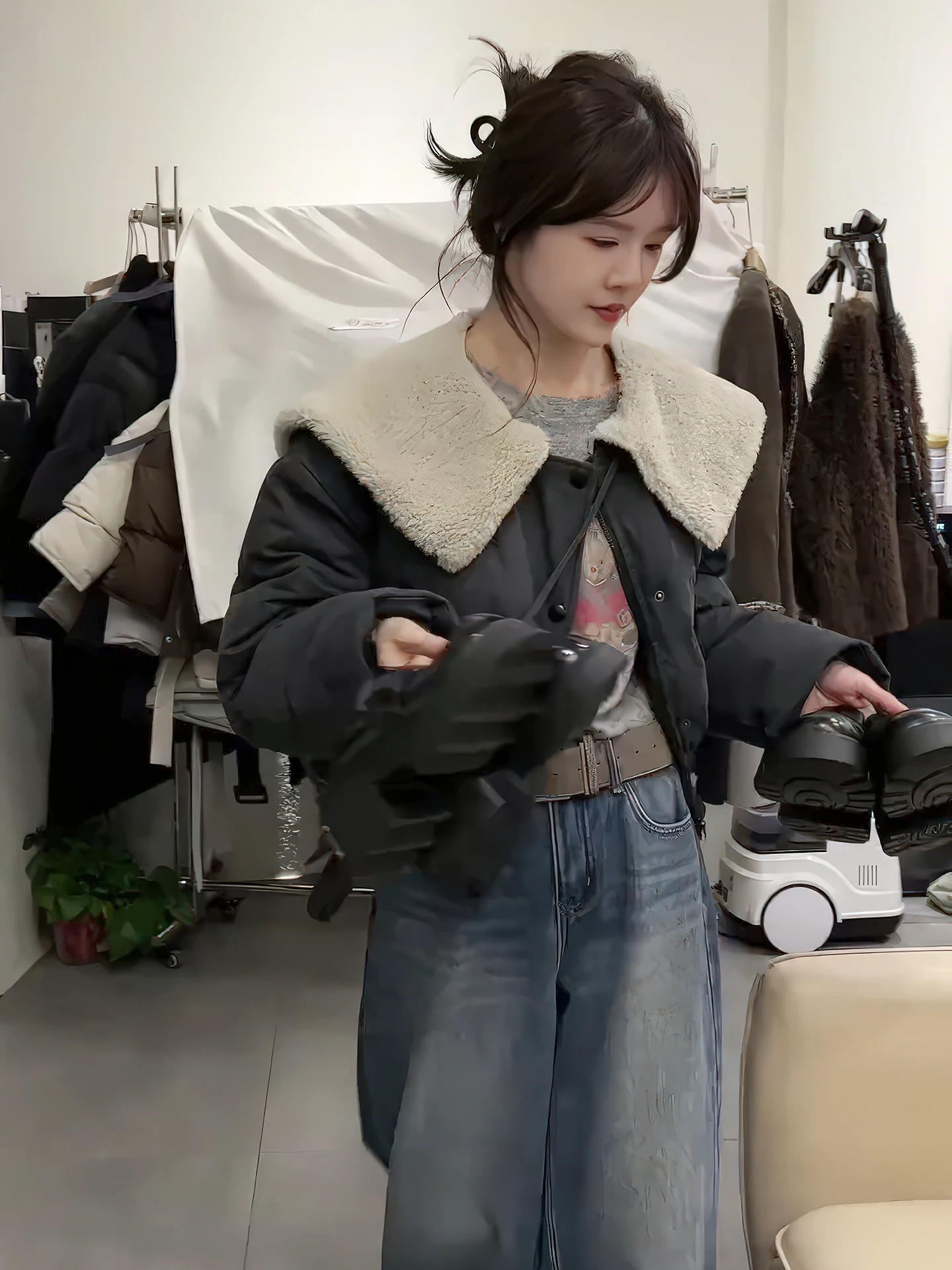 Корейская короткая пуховая куртка с воротником из овечьего меха, теплая, объемная, женская зимняя куртка с длинными рукавами, однотонная.
Корейская короткая пуховая куртка с воротником из овечьего меха, теплая, объемная, женская зимняя куртка с длинными рукавами, однотонная.