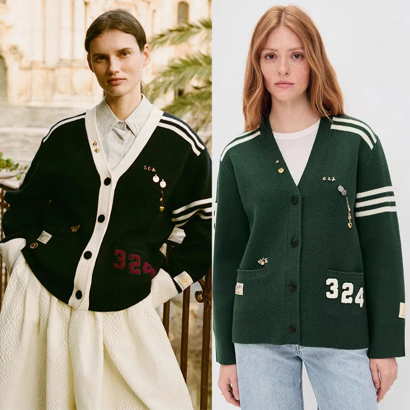 【Gift Free】2025 Autumn/Winter Collegiate Style V-Neck Wool Cardigan with Striped Appliqué, Number Patches, and Metal Charms
【Gift Free】2025 Autumn/Winter Collegiate Style V-Neck Wool Cardigan with Striped Appliqué, Number Patches, and Metal Charms