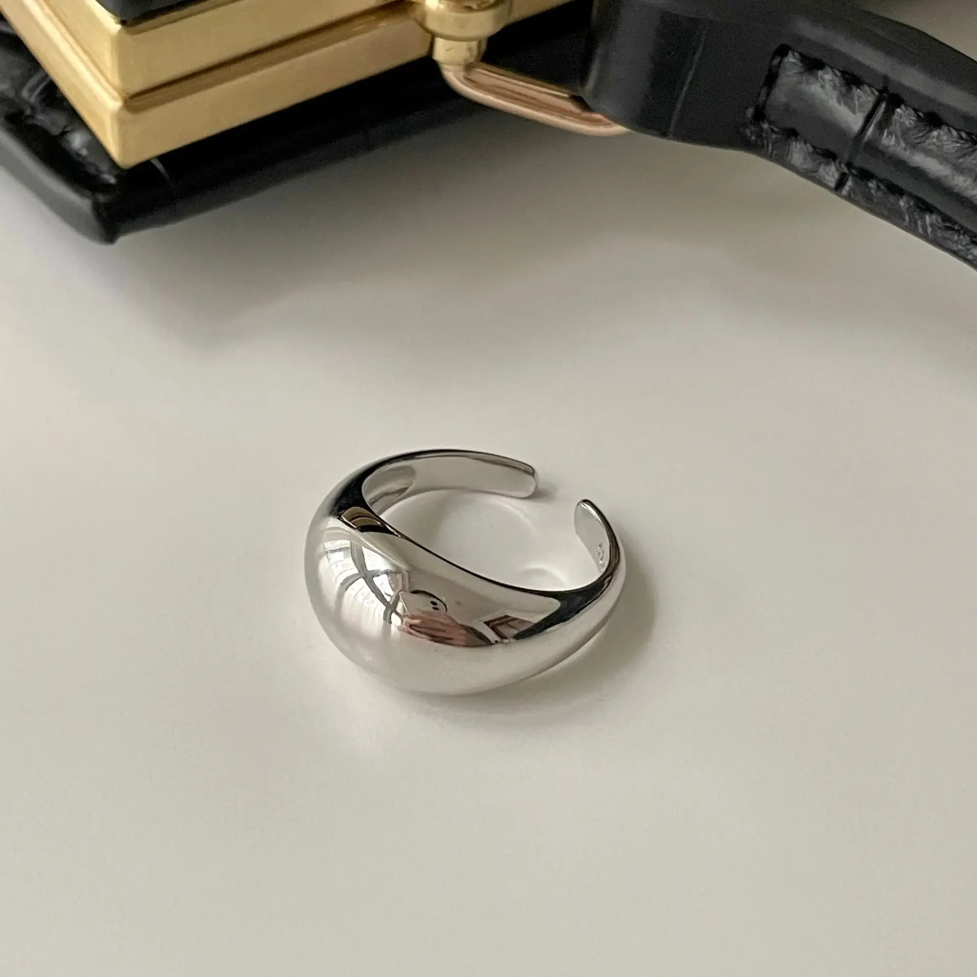 S925 Sterling Silver Smooth Surface Ring for Women Jewelry Big Simple Open Vintage Handmade Ring Allergy for Party Birthday Gift
S925 Sterling Silver Smooth Surface Ring for Women Jewelry Big Simple Open Vintage Handmade Ring Allergy for Party Birthday Gift