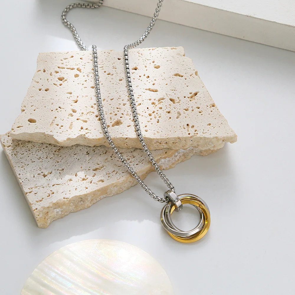 Tricolor Interlocking Rings Pendant Necklace – Stainless Steel Unisex Jewelry with Diamond Accent
Tricolor Interlocking Rings Pendant Necklace – Stainless Steel Unisex Jewelry with Diamond Accent
