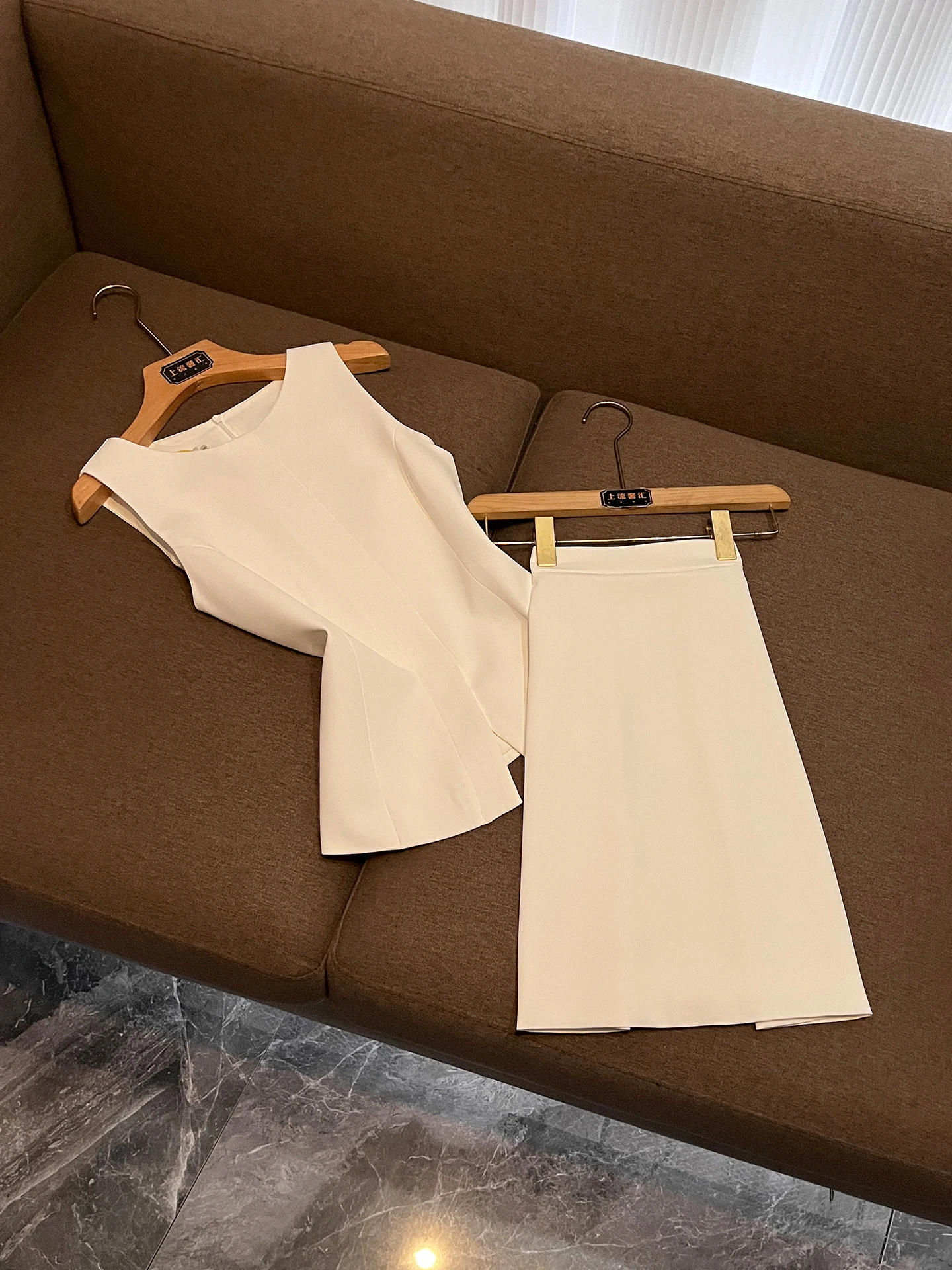 Elegant Sleeveless Vest And High-Waist Skirt Set Fashionable Two-Piece Women's Summer Outfit CP499
Elegant Sleeveless Vest And High-Waist Skirt Set Fashionable Two-Piece Women's Summer Outfit CP499
