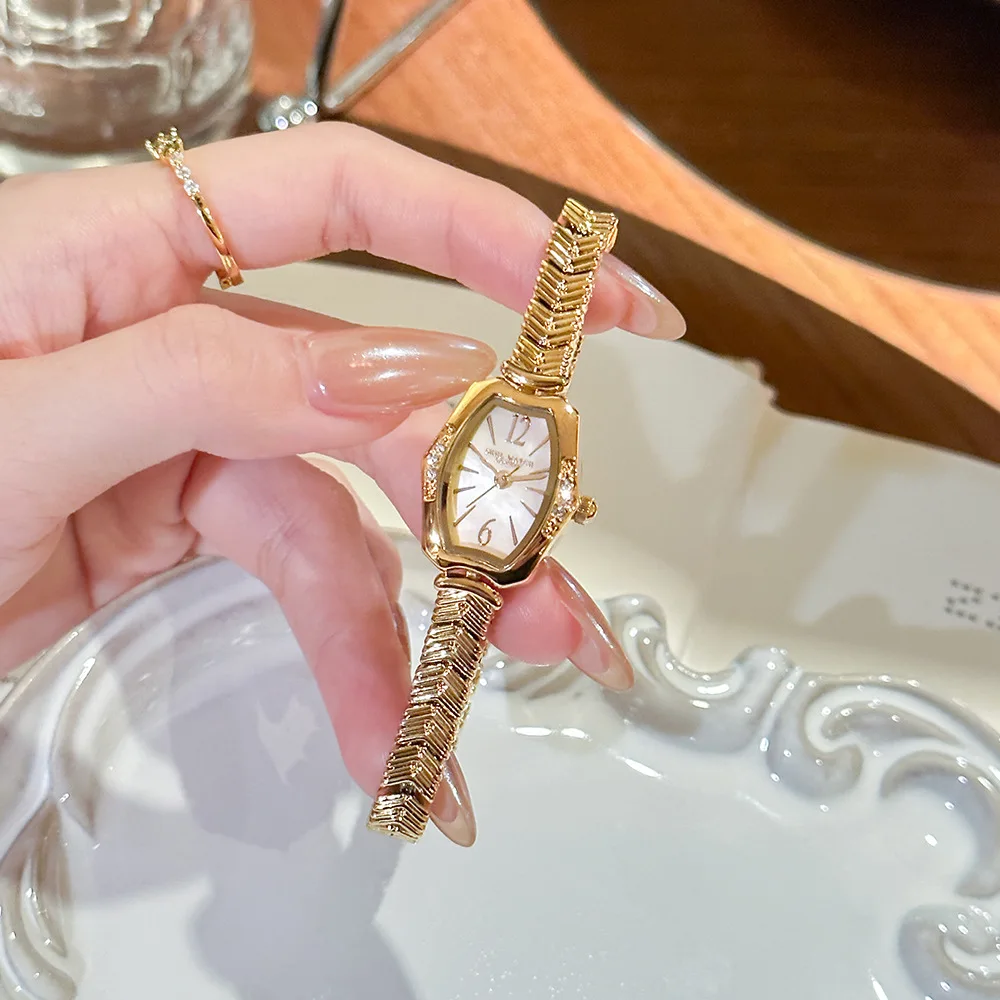 Vintage Set with Diamonds Wine Barrel Shaped Quartz Small Gold Watch Wheat Ear Fish Bone Strap Bracelet Waterproof Watch Reloj
Vintage Set with Diamonds Wine Barrel Shaped Quartz Small Gold Watch Wheat Ear Fish Bone Strap Bracelet Waterproof Watch Reloj