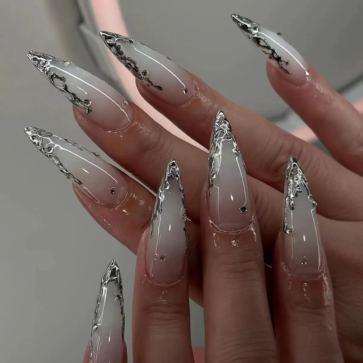 Press On Nails 3D Silver Punk Французские накладные ногти Носимые длинные миндально-белые градиентные ногти Flash Small Diamond Накладные ногти 24 шт. 
Press On Nails 3D Silver Punk Французские накладные ногти Носимые длинные миндально-белые градиентные ногти Flash Small Diamond Накладные ногти 24 шт.