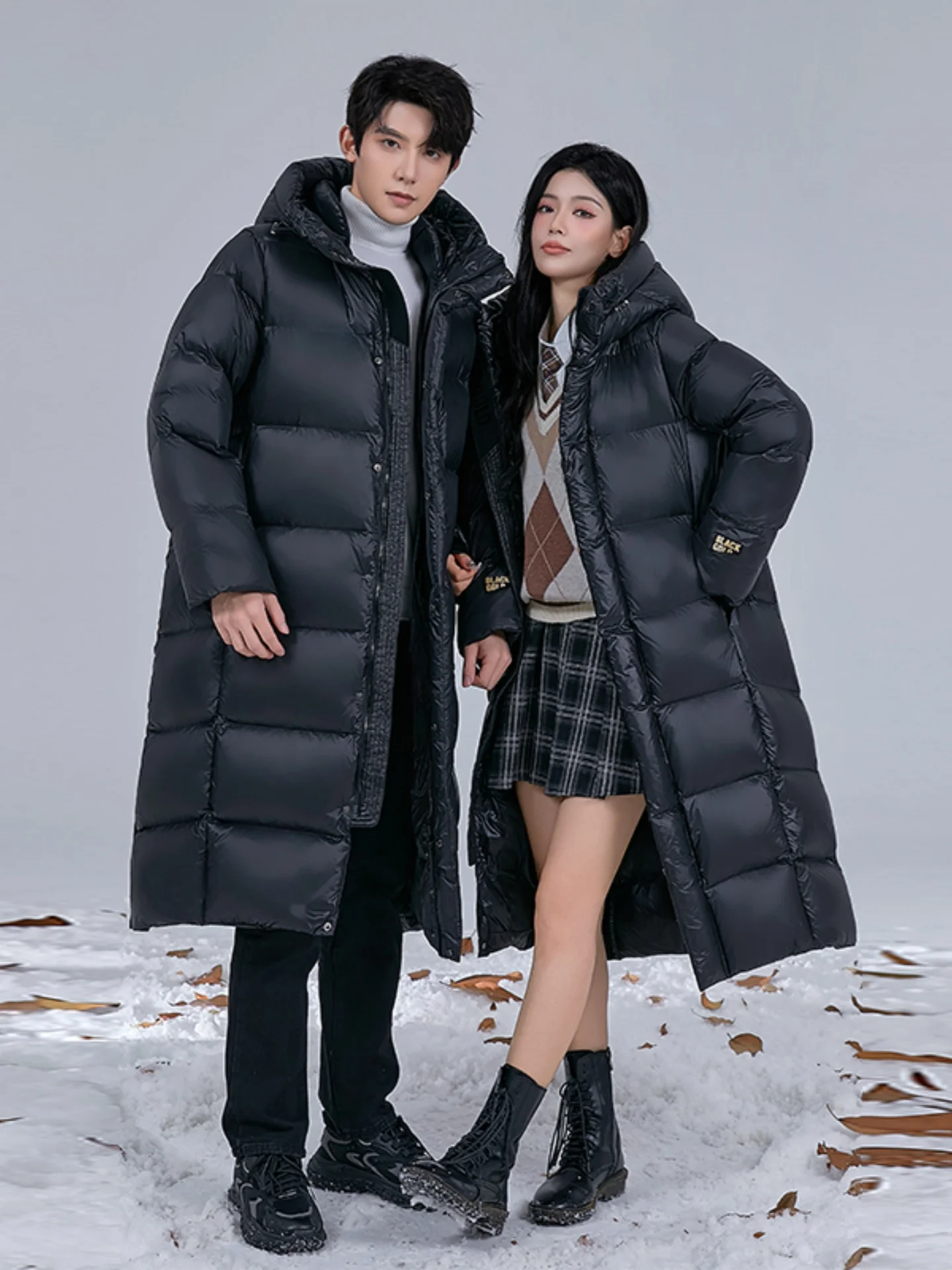 Высококачественная удлиненная куртка из гусиного пуха: теплая молодежная парная модель с капюшоном, высоким наполнителем из полиэфирного волокна, ветрозащитная, для активного отдыха
Высококачественная удлиненная куртка из гусиного пуха: теплая молодежная парная модель с капюшоном, высоким наполнителем из полиэфирного волокна, ветрозащитная, для активного отдыха