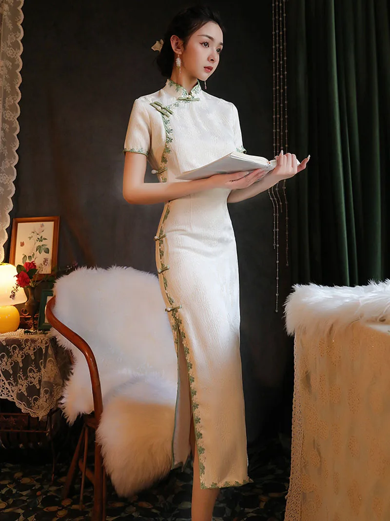 Women Summer White Cheongsam Lace Green Embroidery Pearl Short Sleeve Vintage Dress Slim Female Costumes Elegant Qipao S To XXL
Women Summer White Cheongsam Lace Green Embroidery Pearl Short Sleeve Vintage Dress Slim Female Costumes Elegant Qipao S To XXL
