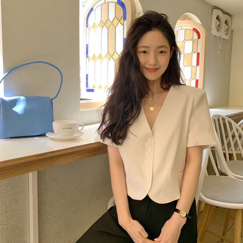 Fashionable Korean Style Chic Single Button Short Sleeve V-Neck Top Versatile Summer 2026 Women's Standard Fit Short Coat
Fashionable Korean Style Chic Single Button Short Sleeve V-Neck Top Versatile Summer 2026 Women's Standard Fit Short Coat