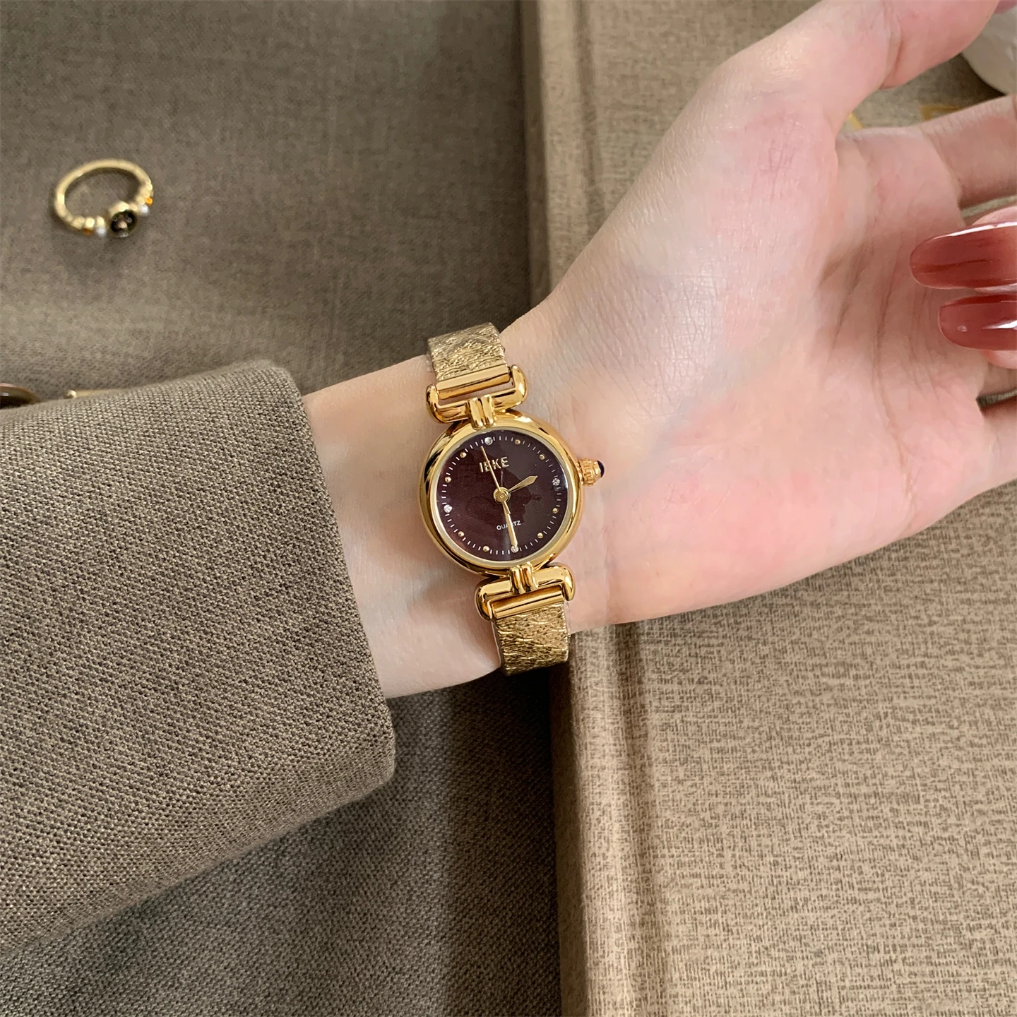 Gold Luxury Medieval Exquisite Round Diamond Watch Female Pointer Commuter Versatile Ladies Watch
Gold Luxury Medieval Exquisite Round Diamond Watch Female Pointer Commuter Versatile Ladies Watch